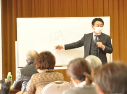 ちくま埴生支所で開いたセミナーで講演をする阿部代表取締役