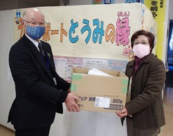 小林会長に食品を手渡す久保田支会長