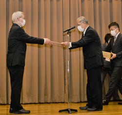 大澤統括院長（左）へ目録を手渡す眞島組合長