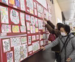 A・コープ掲示コーナーに展示する絵手紙教室受講生