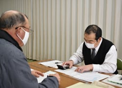 参加者（左）の相談に応じる税理士（右）