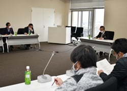 回答に質問する部員（左）と市長（中）