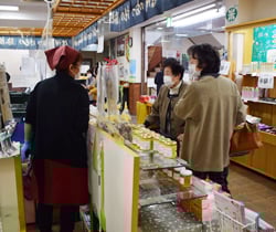 顔なじみの職員と閉店のなごりを惜しむ来店客