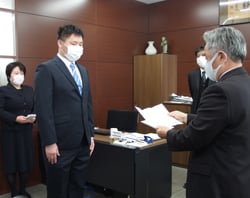 北沢代表理事組合長から目録を受け取る酒井さん（中央）と塩原さん（左）