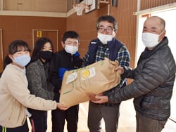 収穫米を鼎小5年生に届けた夢かなえ隊（右から2番目：木下周次隊長）