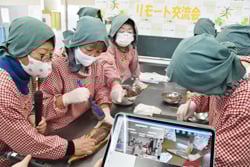 画面を見て、手元の様子も伝えながら、郷土食「丁稚ようかん」を作る女性部員
