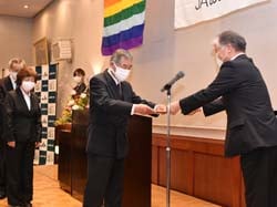 修了証書を受け取る塾生（左）と千國組合長（右）