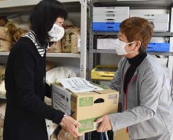 小林浜子女性部長（右）がフードバンク信州関係者に寄贈