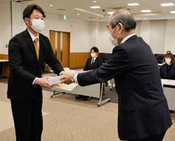 横内副組合長から認定書を受け取る事業申請者
