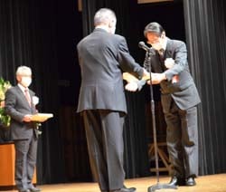 名人認定を受けた唐澤さん（奥）と征矢さん（手前）