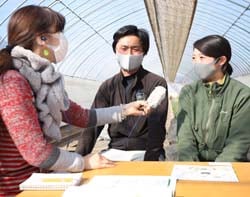 SBCラジオの取材を受ける鈴木紘平さん（中央）、仁美さん（右）