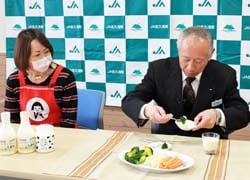 望月高原ヨーグルトを使った料理を試食する浅沼組合長（右）