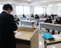 JA営農指導員からの報告に傾聴する出席者