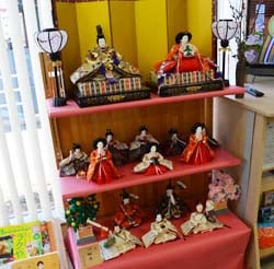 きれいに飾られたひな人形（伊那支所）