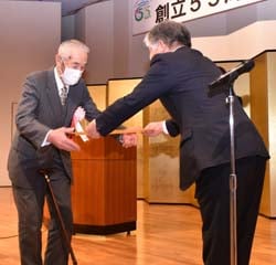 千國組合長（右から3人目）が佐原さん（左から2人目）へ表彰状を贈った