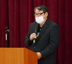 あいさつする上原部会長
