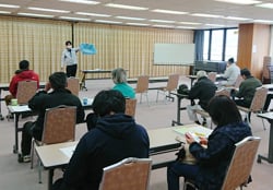 野菜の出荷方法について説明する営農技術員