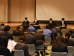 意志の結集を呼び掛ける千國組合長（右から3人目）