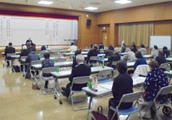 講義を聞く参加者ら