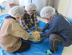 味噌作りをする部員