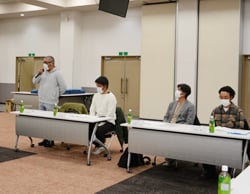 グループワークで意見発表を行う石丸さん