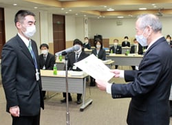 浅沼組合長から表彰を受ける小宮山調査役