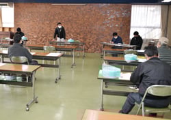 あいさつする島田会長（中）