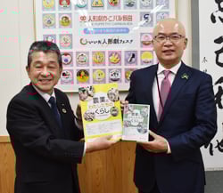 代田教育長（右）に教材を贈呈するJAの寺沢組合長