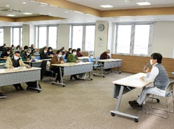 熱心に説明を聞く参加者