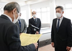 横内副組合長から表彰を受ける三村さん