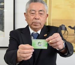 今回発行した「JA大北組合員カード」と事業発展に期待を込める武井組合長