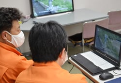 本所会議室から報告を聞くJA職員