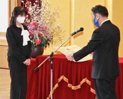 柳田清二市長から表彰を受ける小林副会長（左）