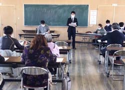 2020年度販売実績報告をするJA職員