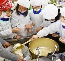 出来上がった豆腐をざるに移す児童（右から1人目）