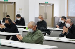 拍手で議事を採択する部会員