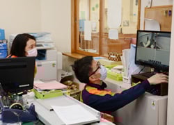 防犯カメラの確認をする施設職員（9日　朝日村で）