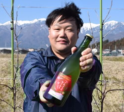 完成したシードルを手に笑顔の伊東さん