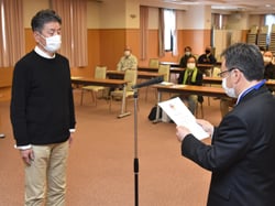 農業農村支援センター職員が修了証を読み上げる