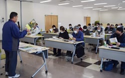 講師の話に耳を傾ける参加者ら