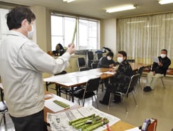 アスパラガスの荷造りについて実演する富澤次長