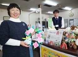地元の金沢営業所にフラワーリースを持ち込んだ矢島理事（左）と神澤所長