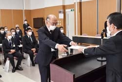 寺沢組合長から辞令を受ける林新金融共済部長