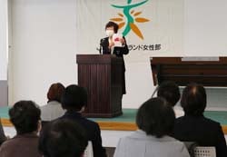 あいさつをする磯部部長