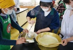 指導する部員（左）と生徒（右）