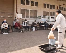 浸種方法を説明する農薬メーカー担当