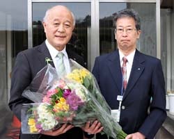 購入したアルストロメリアを受け取る藤巻町長（左）