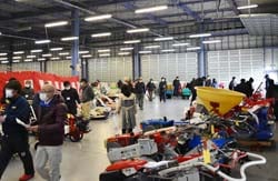 約100点の中古農機が並んだ会場（6日、上田市殿城）