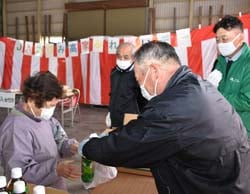 「きのこセット」を受け取り喜ぶ来場者（左）