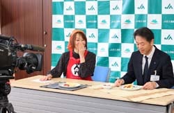 米粉クレープを試食する栁澤常務（右）